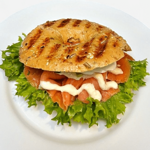 Belegter Bagel mit Lachs