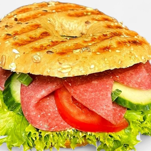Belegter Bagel mit Salami