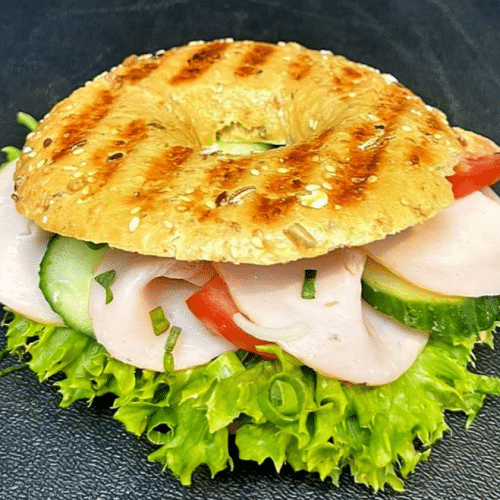 Belegter Bagel mit Pute