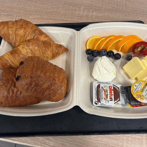 Frühstücksbox mit Croissants, Schokobrötchen