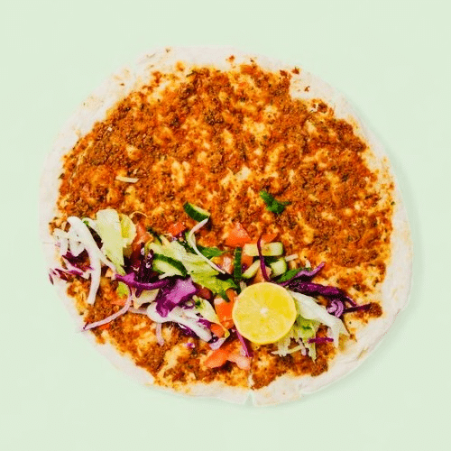 Lahmacun mit Salat und Sauce