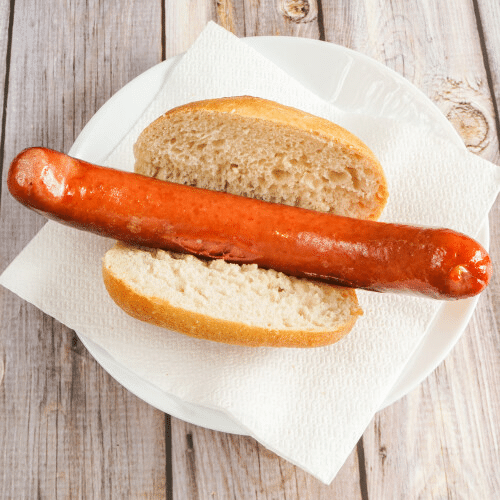 Rindwurst im Brötchen mit Ketchup