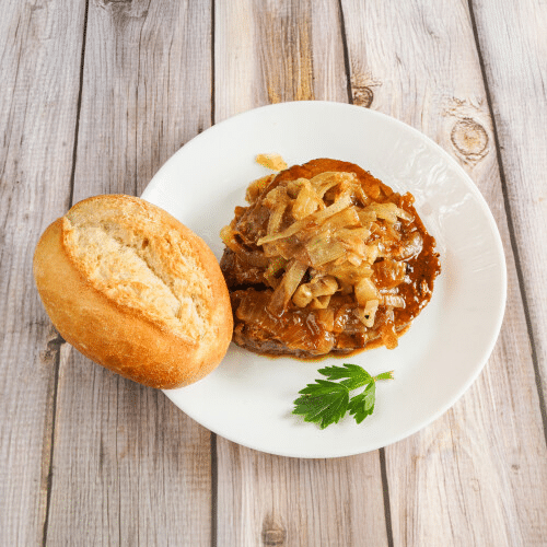 Spießbraten mit Zwiebeln und Brötchen