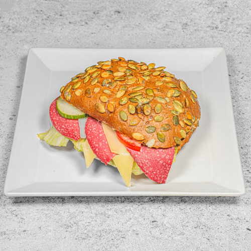 Vollkornbrötchen mit Salami und Gouda