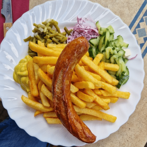 Bratwurst mit Pommes