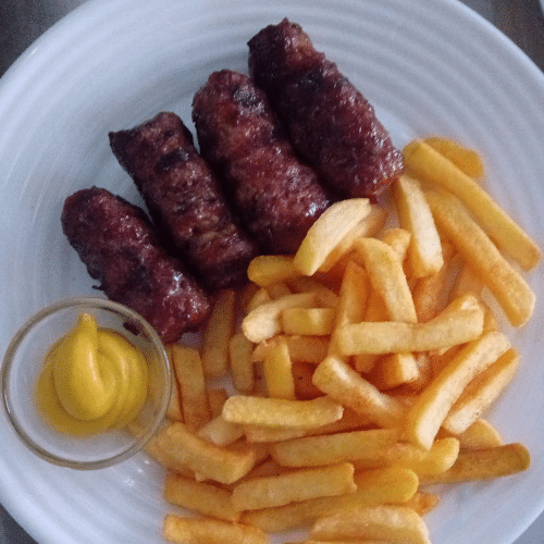 Cevapcici (4 Stück) mit Pommes frites