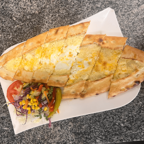Pide mit Ei Weichkäse