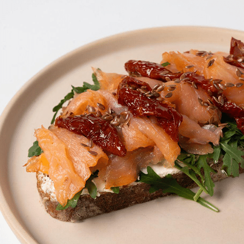 Toast mit Lachs und getrockneten Tomaten