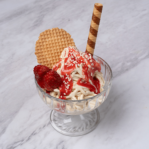 Spaghettieis mit frischen Erdbeeren