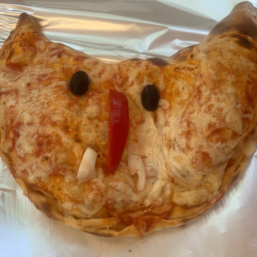 Pizza Salami mit Vorderschinken, Oliven, Champignons und Peperon