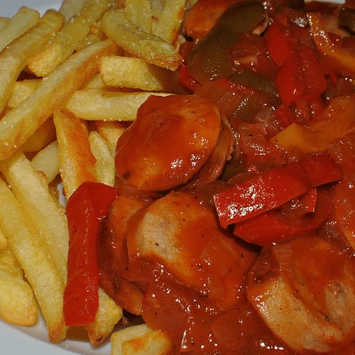 Zigeunerwurst mit Pommes frites