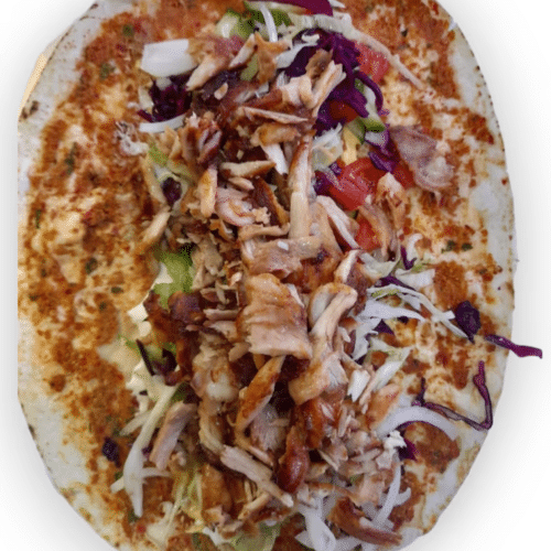 Türkische Pizza mit Fleisch, Salat und Soße
