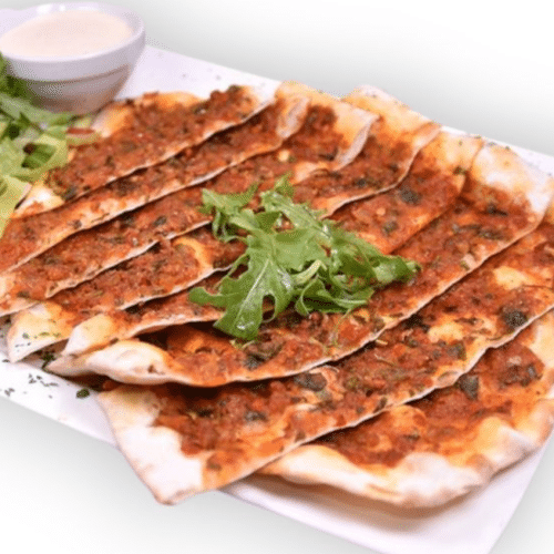 Türkische Pizza mit Salat und Soße