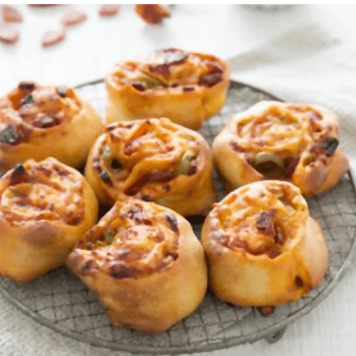 Gefüllte Pizzabrötchen mit Spinat und Feta
