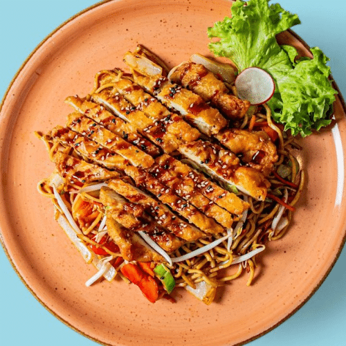 Gebratene Nudeln mit Tempura Hähnchen