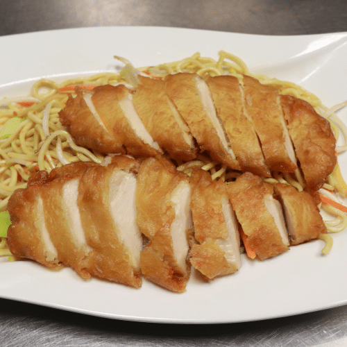 Gebratene Eiernudeln mit knusprigem Hühnerbrustfilet