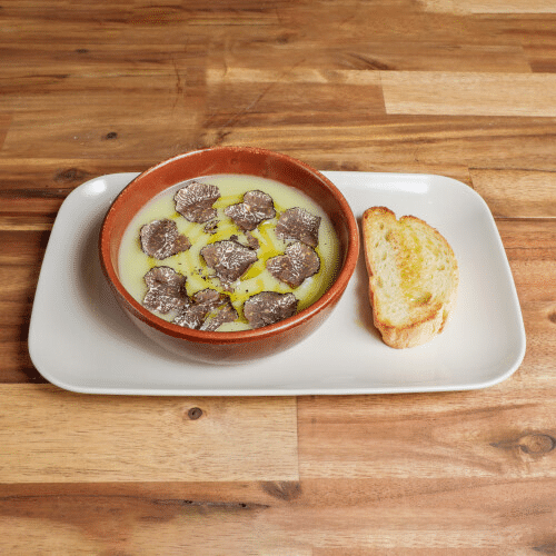 Kartoffelcremesuppe mit frischen schwarzen Trüffeln