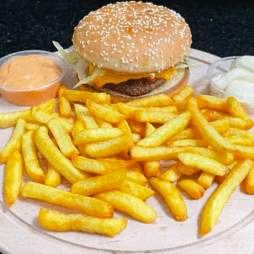 Cheeseburger mit Pommes frites