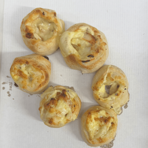 Pizzabrötchen gefüllt mit Hähnchenbrust und Sauce Hollandaise