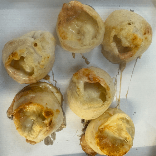 Pizzabrötchen gefüllt mit Käse