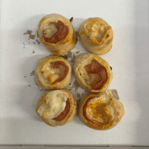 Pizzabrötchen gefüllt mit Rindersalami