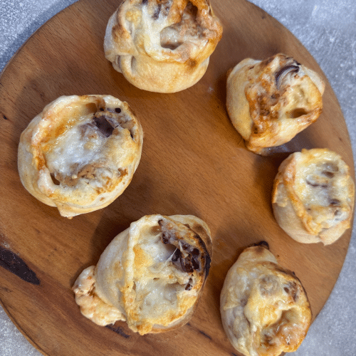 Pizzabrötchen gefüllt mit Thunfisch und Zwiebeln