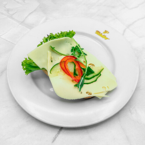 1/2 belegtes Brötchen mit Käse