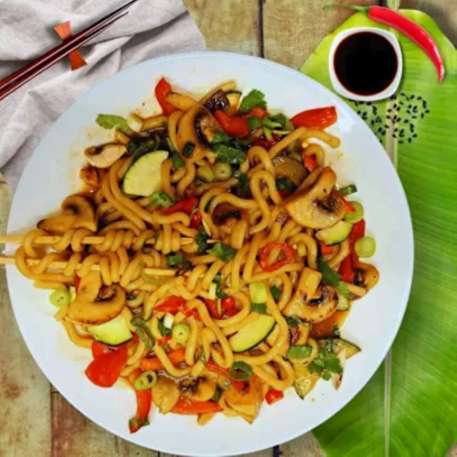 Pikante Udon-Nudeln mit Gemüse (Neu) (auf Wunsch vegan)