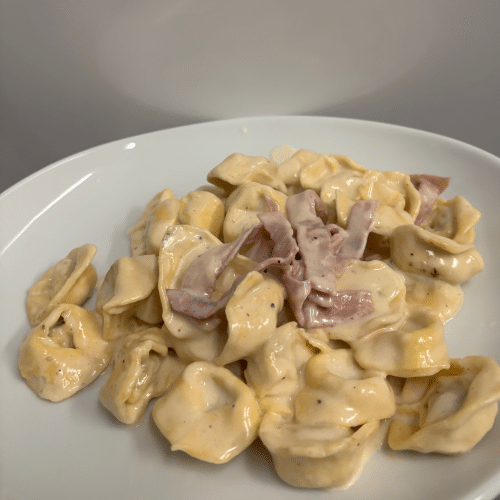 Tortellini panna e prosciutto