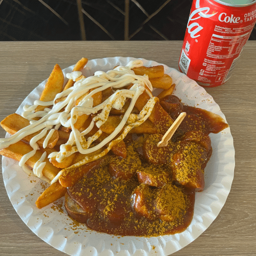 Currywurst mit Pommes