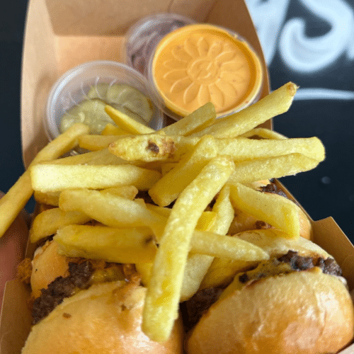 Mini Chili Cheeseburger Box (6 Stück) mit Pommes
