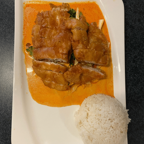 Gebackene Hühnerbrust mit verschiedenem Gemüse, Kokosmilch und Rot-Curry (scharf)
