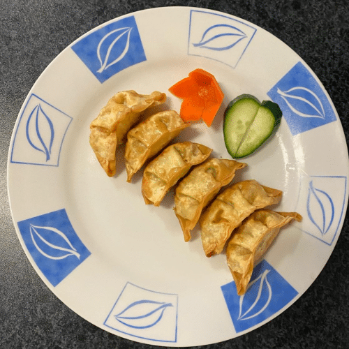 Gebratene Gyoza mit Hühnerfleisch-Füllung (6 Stück)