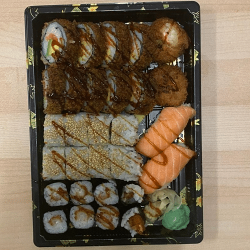 Lachs-Avocado Inside Out Tempura Roll,