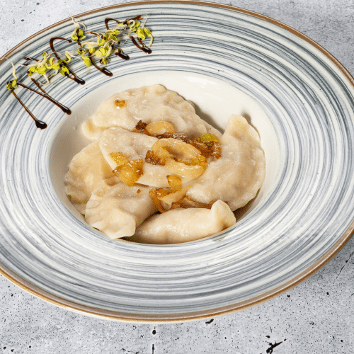Ukrainische Maultaschen mit gebratenen Kohl und Sauerrahm