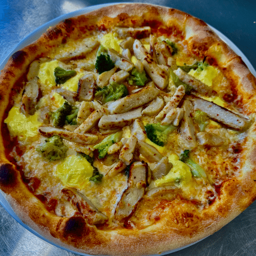 Pasta mit Hähnchen, Broccoli, Zwiebeln und Sahnesauce