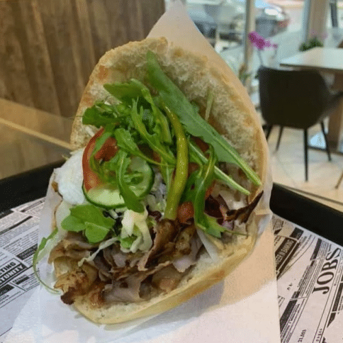 Drehspieß im Fladenbrot mit Weichkäse