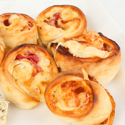 Pizzabrötchen mit Salami und Käse
