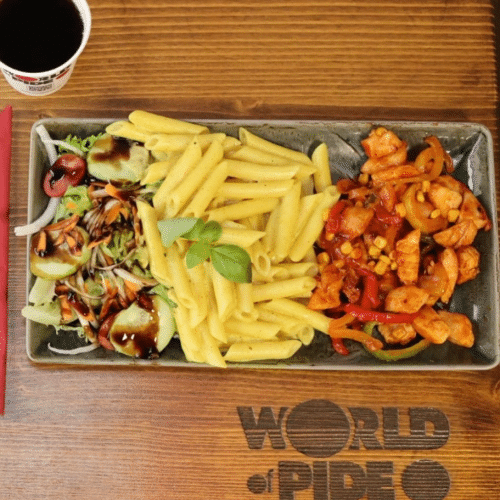 Chicken Teller mit Srirachasauce