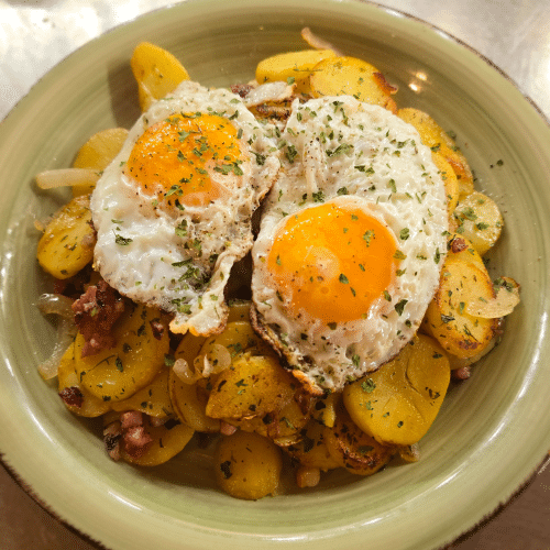 Bratkartoffeln mit 2 Spiegeleiern