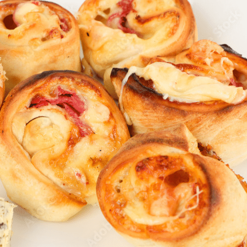 Gefüllte Pizzabrötchen mit Salami