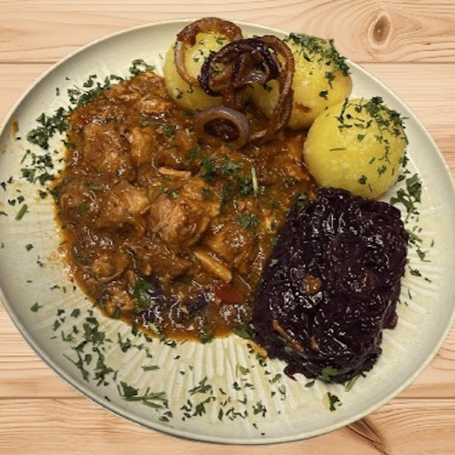 Hausgemachtes Gulasch mit Klößen und Apfel-Rotkraut