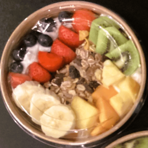 Griechische Joghurt Bowl mit Obst und Müsli,