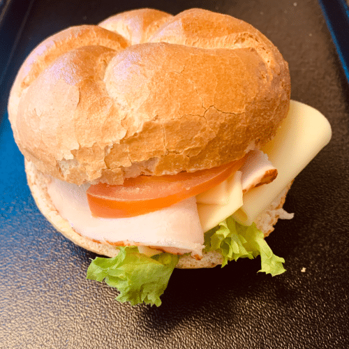 Kaiserbrötchen mit Käse, Pute und Salat