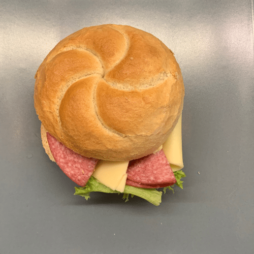 Kaiserbrötchen mit Käse, Salat und Salami