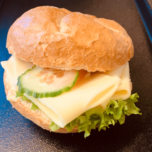 Kaiserbrötchen mit Käse und Salat