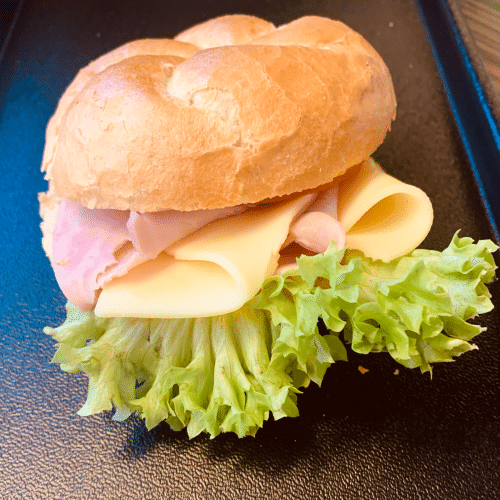 Kaiserbrötchen mit Schinken und Käse