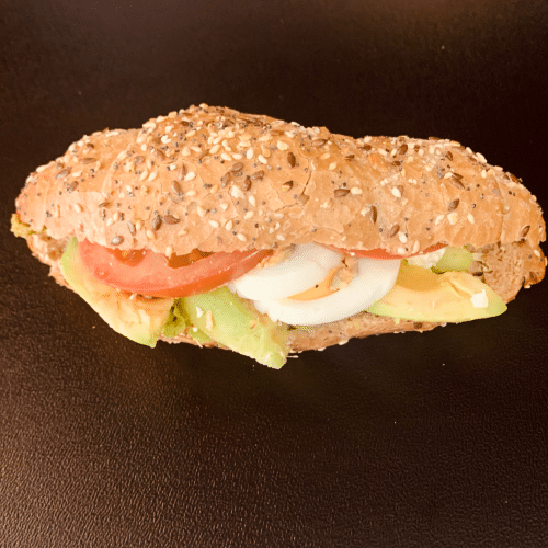Körner-Quarkhörnchen mit Avocado, Feta, Ei und Salat