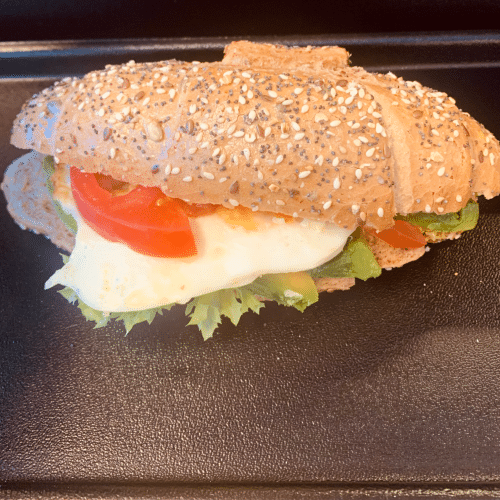 Körner-Quarkhörnchen mit Avocado,Spiegelei und Salat