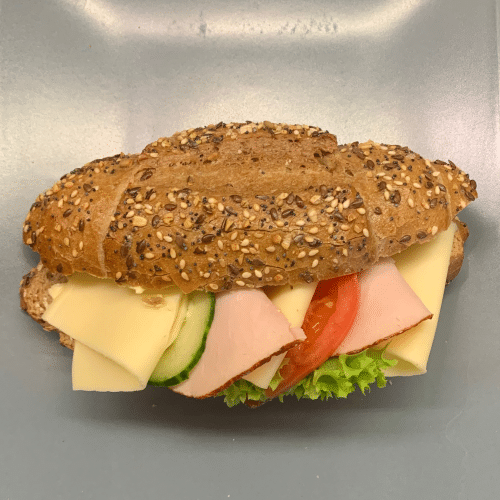 Körner-Quarkhörnchen mit Käse, Pute und Salat
